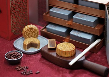 Le Meridien Jakarta Welcomes Mid-Autumn Festival  With Deluxe Mooncake Gift Set