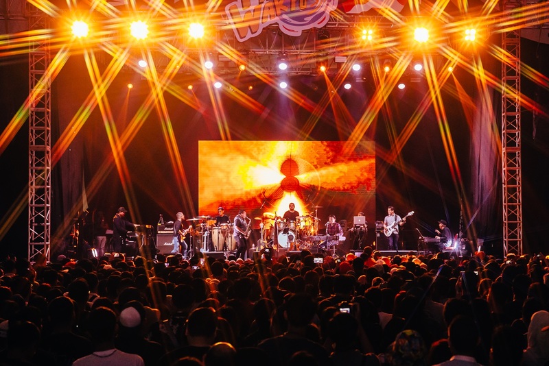 Crowd watching Glenn Fredly live at Festival mesin Waktu