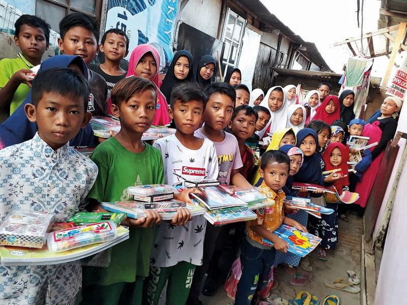 Picture of representative of Mary Jane Foundation and the underprivileged children.