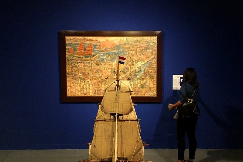 Visitor of Napak Tipas Peradaban enjoying the exhibits