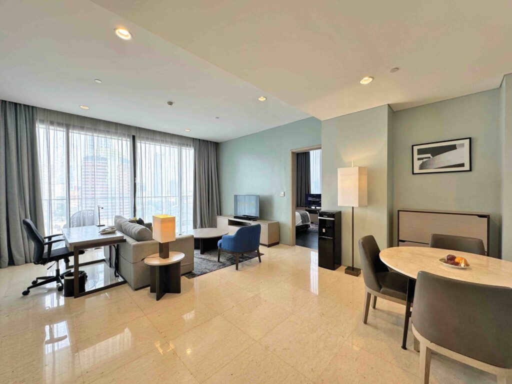 Each residence, ranging from intimate one-bedroom units to spacious three-bedroom apartments, offers options tailored to every resident’s needs. With sizes starting at 53 square metres and extending to 130 square metres, each unit is fully serviced. Residents can enjoy the benefits of a modern kitchenette, high-speed internet, and a spacious living area, complete with an LED television and cable access—comfort wrapped in understated luxury.