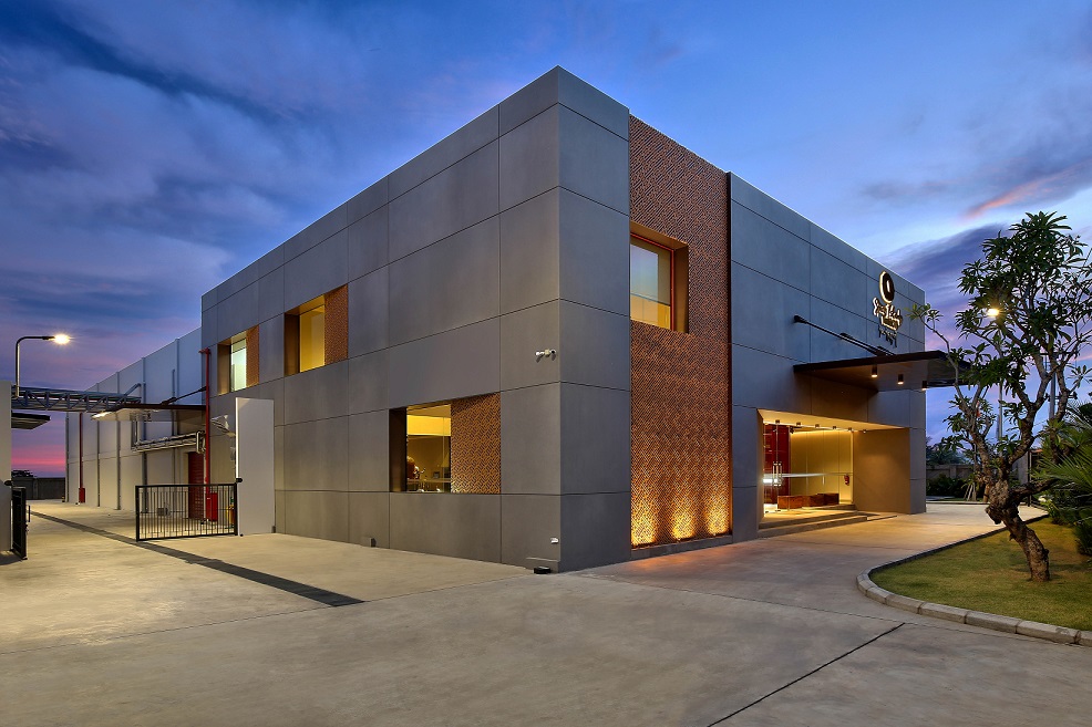 At Spice Islands Distilling Co., we believe crafting a great gin shouldn’t come at the expense of our planet.  That’s why we have been redefining sustainable gin production with innovative practices that minimize waste and reduce energy consumption. From day one, we recognized the energy-intensive demands of gin production and made it our mission to prioritize sustainability in every step of our process. 