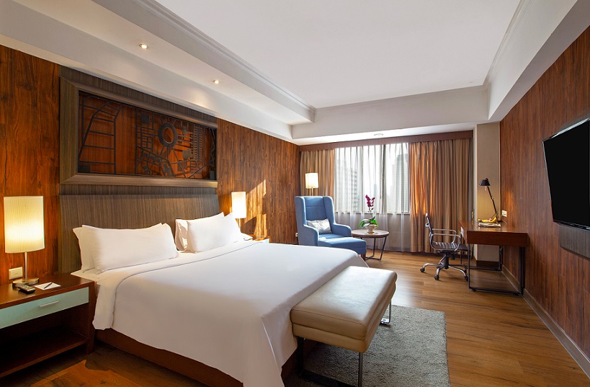 Wisata Lokal offers a 1-night stay package in a Deluxe room, breakfast and dinner for 2, admission to the New Year's Eve celebration, and children's activities, priced at IDR 2,999,000,- net/room/night, valid for just 31 December 2024. Meanwhile, Rasa Lokal is a year-end closing dinner promo with an all-you-can-eat concept at Lidah Lokal All Day Dining priced at IDR 488,000,-net/person. Lastly, Swara Lokal, is a New Year's music event with guest performances by Rewind, accompanied by Emma Elliot's opening music, and a post-show DJ performance. 