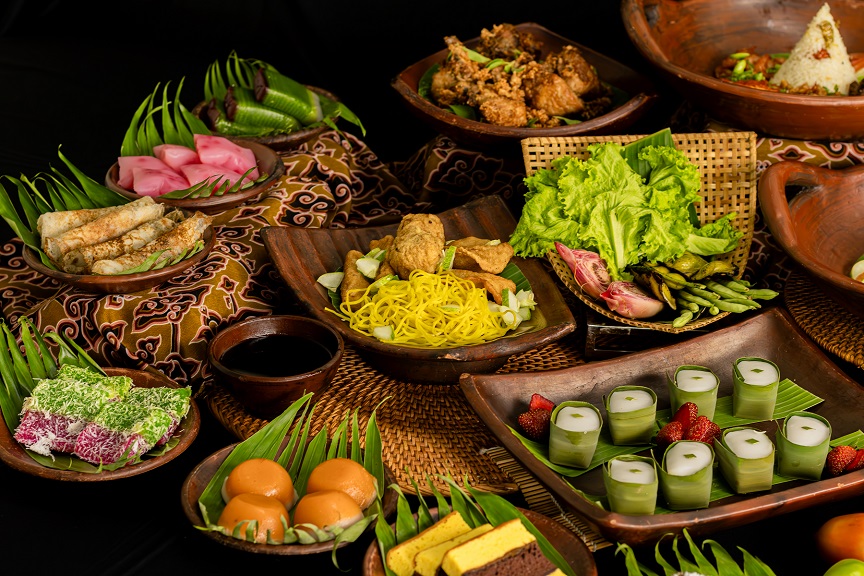 Every Sunday at HARRIS Cafe - HARRIS Hotel & Conventions Kelapa Gading, the "Taste of Nusantara" lunch promotion from 12PM to 3PM invites all comers to savor the diverse and vibrant flavors of Indonesia in a relaxed and welcoming setting. 