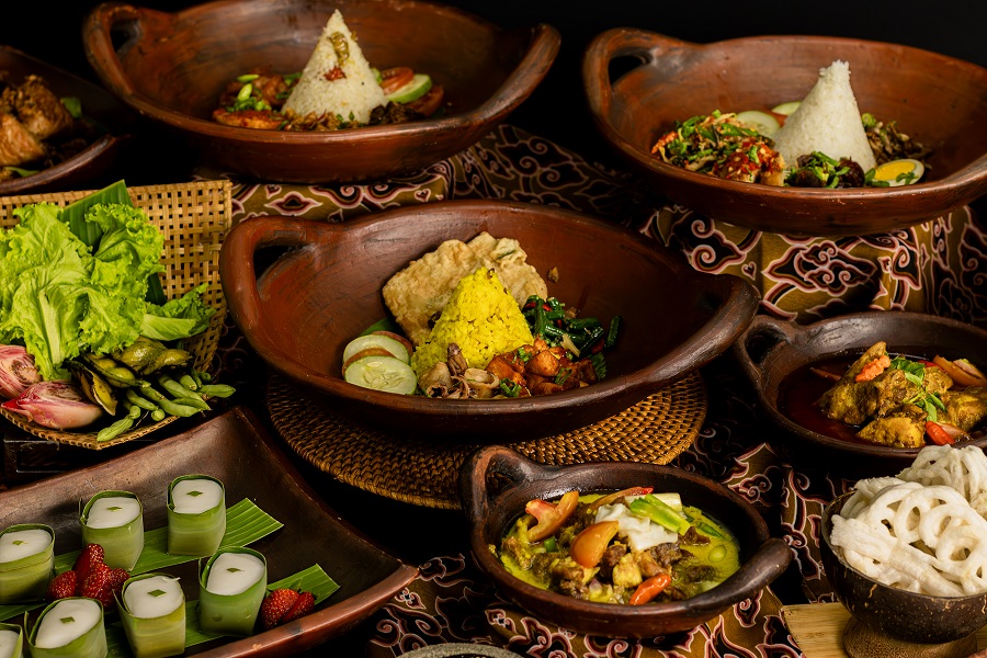 Every Sunday at HARRIS Cafe - HARRIS Hotel & Conventions Kelapa Gading, the "Taste of Nusantara" lunch promotion from 12PM to 3PM invites all comers to savor the diverse and vibrant flavors of Indonesia in a relaxed and welcoming setting. 