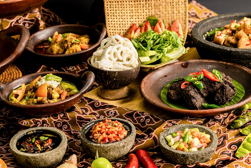 Every Sunday at HARRIS Cafe - HARRIS Hotel & Conventions Kelapa Gading, the "Taste of Nusantara" lunch promotion from 12PM to 3PM invites all comers to savor the diverse and vibrant flavors of Indonesia in a relaxed and welcoming setting. 