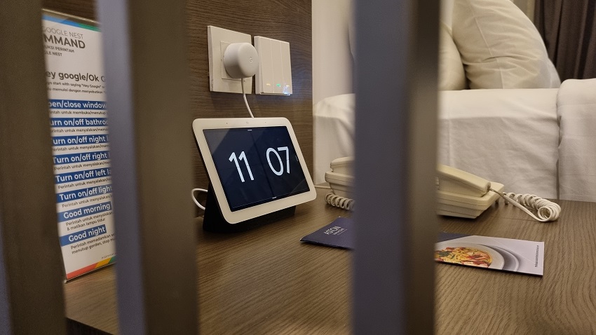 With the Google Nest Hub, guests can control room lighting, alarms, entertainment, and request hotel services using simple voice commands. No more fumbling with switches or phones—just say the word and the room responds, creating a fully hands-free experience.