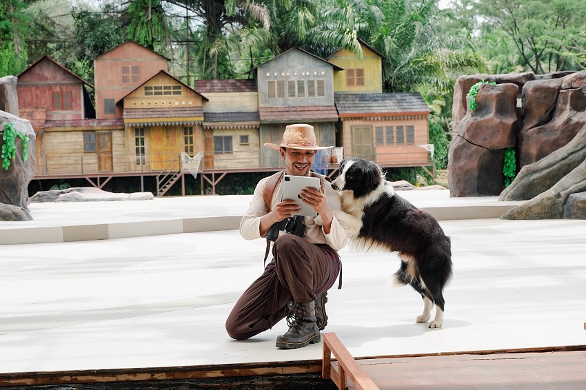 At Enchanting Valley, every corner offers wonder and adventure. Thrilling rides like Super Wheels and River Zipline are perfect for adrenaline junkies, while children can play freely at Tree of Life, Petting Zoo, The Playground, and Pelican Island. Suitable for all ages are Tree Top Trail, Nets Play, and the interactive Plaza Carnival zone. Moreover, there are entertainment shows like the Animal Education Show, Angklung Show, and the signature Lila and The Magical Forest.