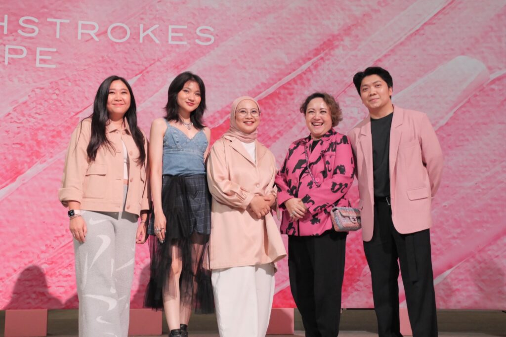 As breast cancer remains one of Indonesian women's most pressing health issues, ASRI through ASHTA District 8 collaborated with Lovepink and supported by Wardah to present Brushstrokes of Hope: an art exhibition that expresses solidarity for breast cancer survivors and the surrounding community.