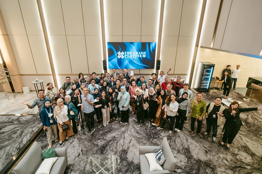 Situated in the core of Central Jakarta, The Grand Platinum Jakarta offers unrivaled convenience with close proximity to government offices, corporate centers, JIEXPO Convention Center, the National Monument, the Presidential Palace, and Gambir Station: ensuring the ideal balance for both corporate engagements and leisure escapes.