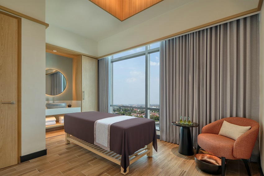 The hotel’s highlights include the rooftop pool with a dedicated kids pool, a 24-hours fitness center, and the Wellness Center with a menu of restorative therapies. 