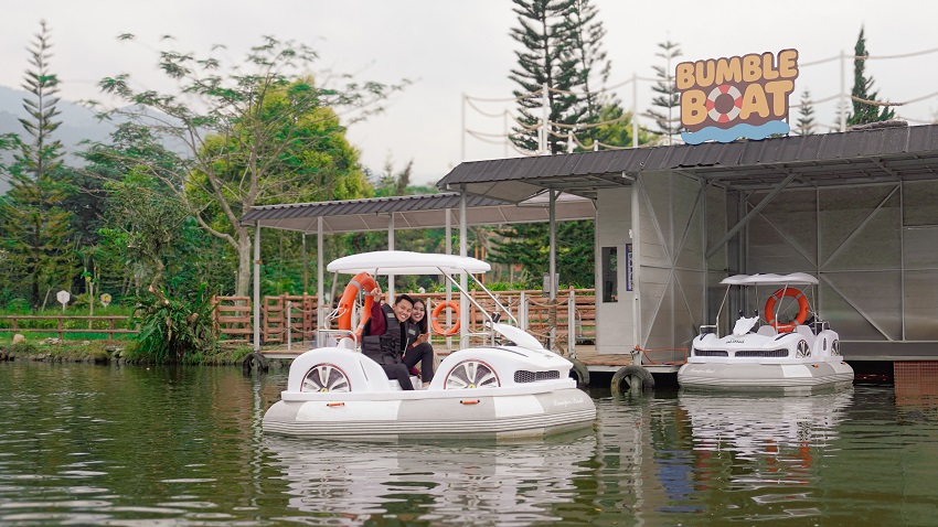 During the grand opening, Enchanting Valley also introduced its latest attraction, the Bumble Boat, a thrilling water ride designed specifically to provide families with an unforgettable adventurous experience. Additionally, visitors will be treated to new performances at the Plaza Carnival area, further enriching the variety of entertainment in the region.