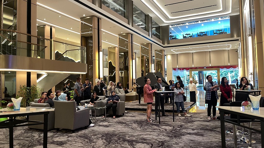 The hotel's Grand Platinum Ballroom is a state-of-the-art venue tailored for Jakarta’s most prestigious events. Featuring advanced LED Videotron’s capable of showcasing multiple visual displays at once, the ballroom is designed for big weddings, conferences, concerts, and state-level occasions.