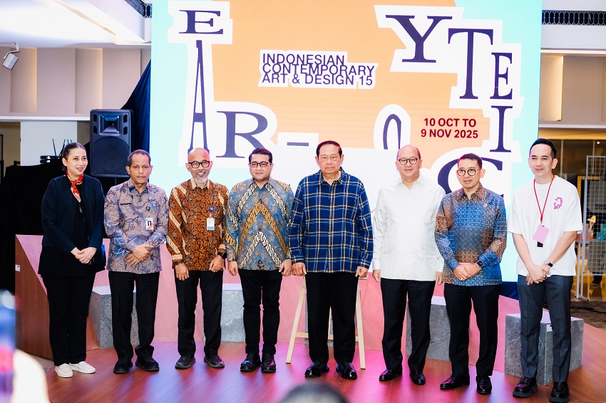 Collaborating with artists, creative practitioners, associations, and foreign cultural centres, ICAD 15 also presents various public programmes in the form of talk shows, workshops, performance art, and film screenings. They will be held in the hotel lobby, on a stage specially designed by architect and scenographer Trianzani Sulshi to be a space that emphasises conflict and contrast, as a reminder that collectivity is built through negotiation of differences.