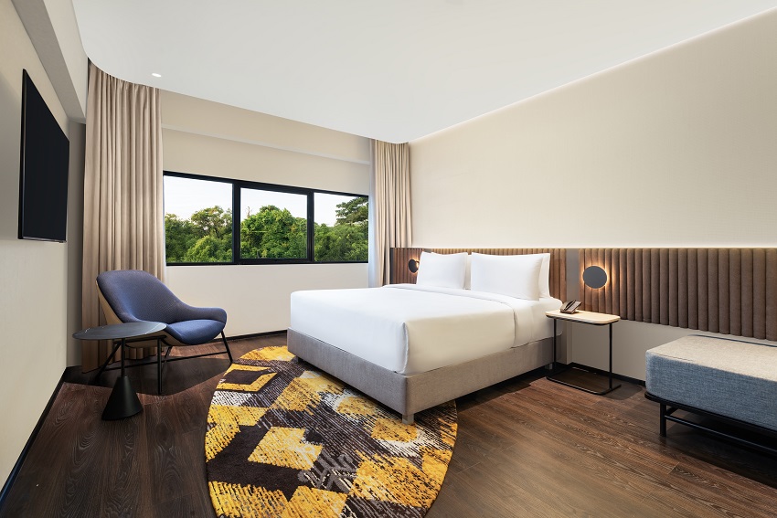 Novotel Pontianak Convention Centre offers 194 spacious rooms and suites, each equipped with signature Live N’ Dream bedding to ensure a restful sleep. The design ensures space for relaxation, work, and connection.