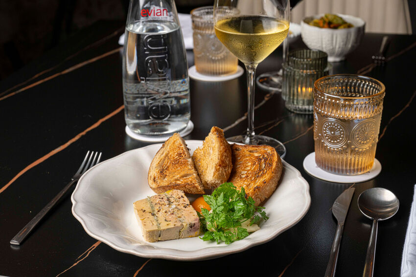 Enjoy the daily Goût de France menus at Sana Sini, or secure a seat for the exclusive Chef Louis Pacquelin events before they sell out. Whether for a leisurely lunch, an indulgent brunch, or a sky-high private dinner, Pullman Jakarta Indonesia promises a celebration of French gastronomy not to be missed.