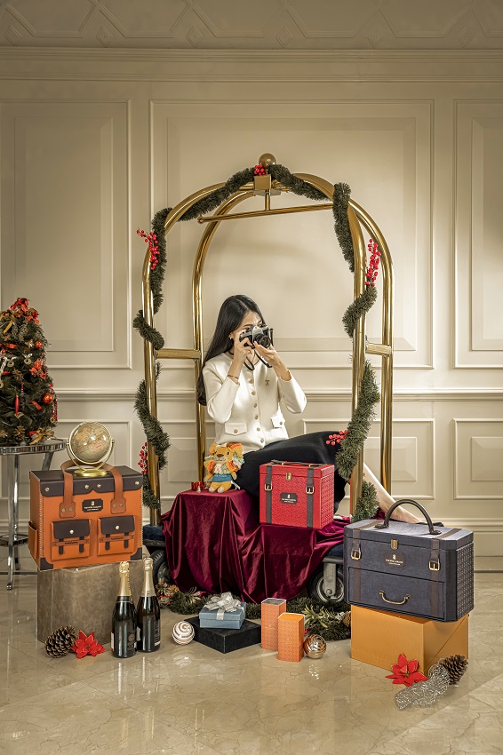 At The Ritz-Carlton Jakarta, Pacific Place, the holidays come alive through Santa’s Voyage: Festive Hampers Collection 2025, a celebration that invites guests to rediscover the joy of giving, inspired by the wonder of travel and the timeless beauty of Christmas. 