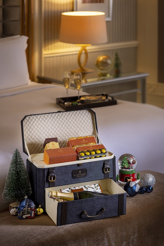 Bathed in the colour of Christmas, Crimson Luxe (IDR 988,000+) captures the heart of celebration. Its charm lies in its simplicity, offering festive sweetness and warmth. Ideal for personal gestures and moments of gratitude, this trunk embodies the joy of giving in its purest form. 