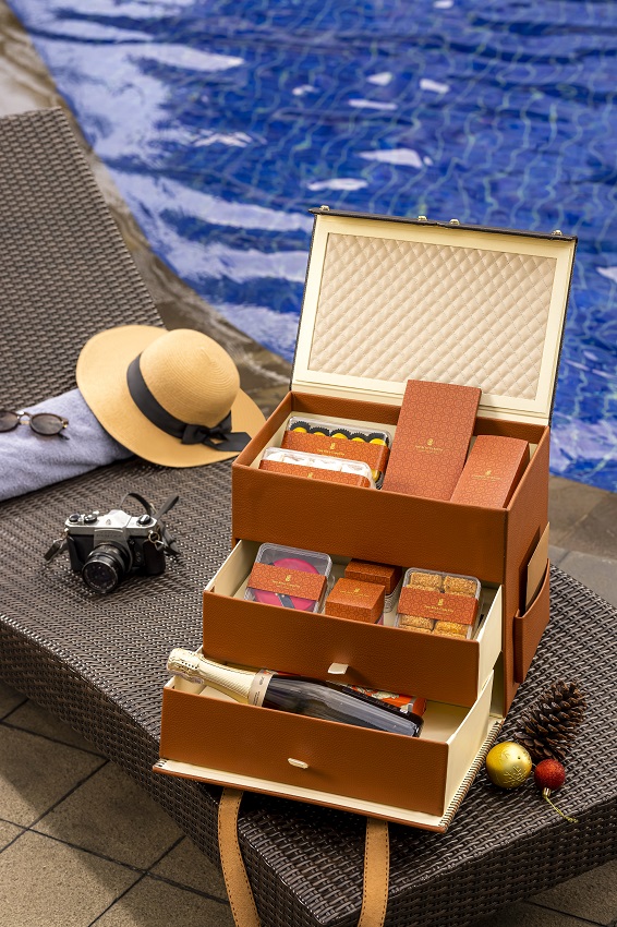 At the pinnacle of the collection stands Golden Retreat (IDR 3,288,000+). This radiant and serene trunk captures the essence of abundance and generosity, inviting recipients to savour the season in its most elegant form. 