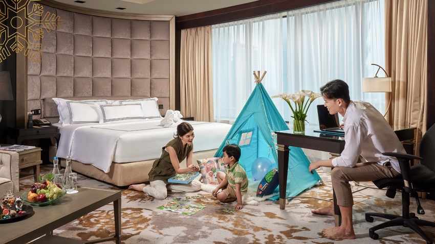 AYANA Midplaza Jakarta offers a range of special stay packages designed for comfort and warm moments with family. The Christmas Stay Package includes Christmas Eve Dinner or Christmas Day Lunch at RASA or Blue Terrace, breakfast, and late check-out privileges. Prices start from IDR 2,990,000 nett per night and IDR 2,800,000 nett per night. The New Year’s Stay Package includes New Year’s Eve Dinner at RASA, access to the New Year Countdown Party, breakfast, spa discounts, and late check-out. Prices start from IDR 4,400,000 net per night.