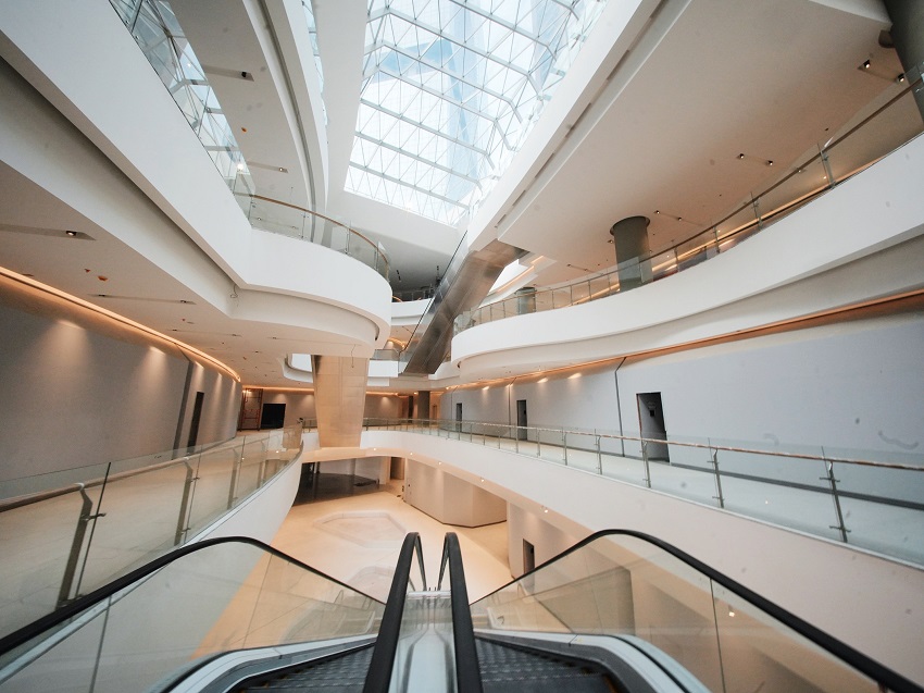 Its modern and dynamic architectural design blends with green elements and open spaces, creating a warm yet elegant atmosphere. Inside, visitors can experience something different: from cosy coffee corners, community gathering spaces, to art and exhibition areas that spark inspiration.