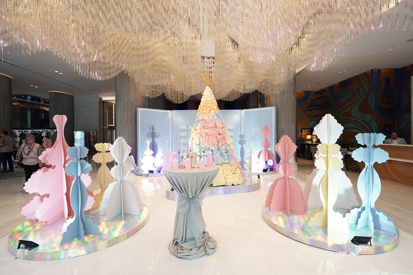 This festive season, Vasa Hotel Surabaya unveils The Gallery of Joy: An Immersive Festive Celebration, a poetic homage to the art of togetherness and culinary delight. Blending design with shared moments, the hotel transforms into a living gallery where artistry, gastronomy and spirit intertwine.