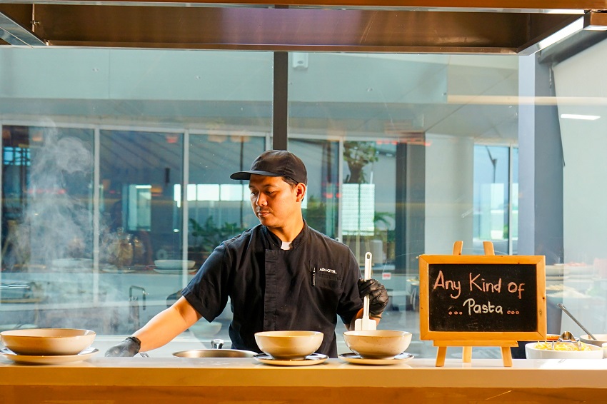 Sitro All Day Dining, the main restaurant at ARTOTEL Living World Kota Wisata - Cibubur, has officially launched its latest Sunday Brunch promotion, a weekend lunch experience with an all-you-can-eat buffet concept designed for the whole family. 