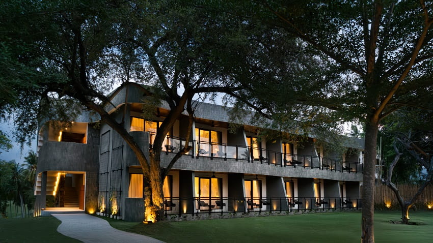 On the northwest shores of Bali’s more rugged neighbour of Lombok, Singgasana Hotels & Resorts unveils their newest destination, merging island-style hospitality and championship-level golf into one enviable experience: Sira Beach Golf & Country Club - HOUSE Sira Lombok.