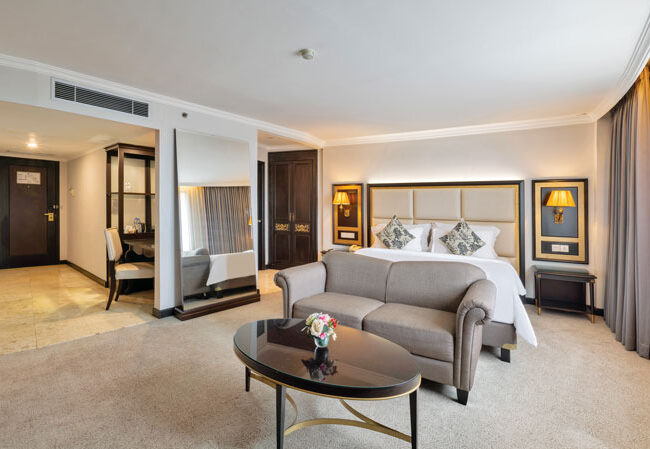 ARTOTEL Suites Aquila - Bed and Sofa