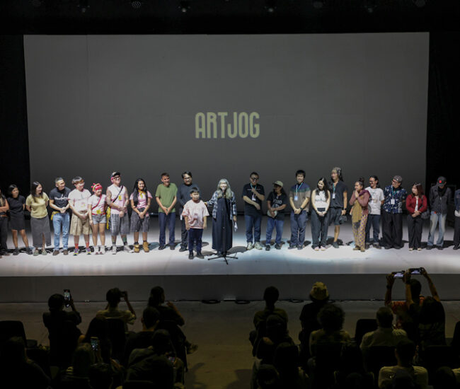 Closing-Event_Farah-Wardani-with-the-artists-on-stage_Photographer-ITOK37